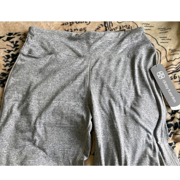 NWT Daisy Fuentes Size Medium Gray Athletic Leggings - Picture 5 of 8